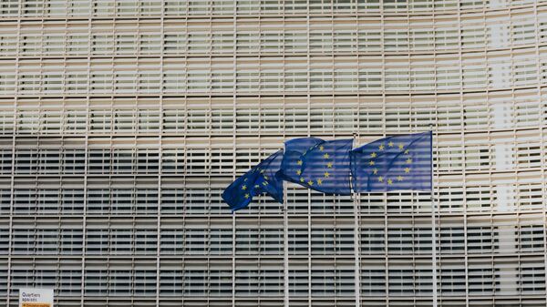 Bandeiras da União Europeia junto da sede da Comissão Europeia em Bruxelas, Bélgica, 15 de outubro de 2022 - Sputnik Brasil