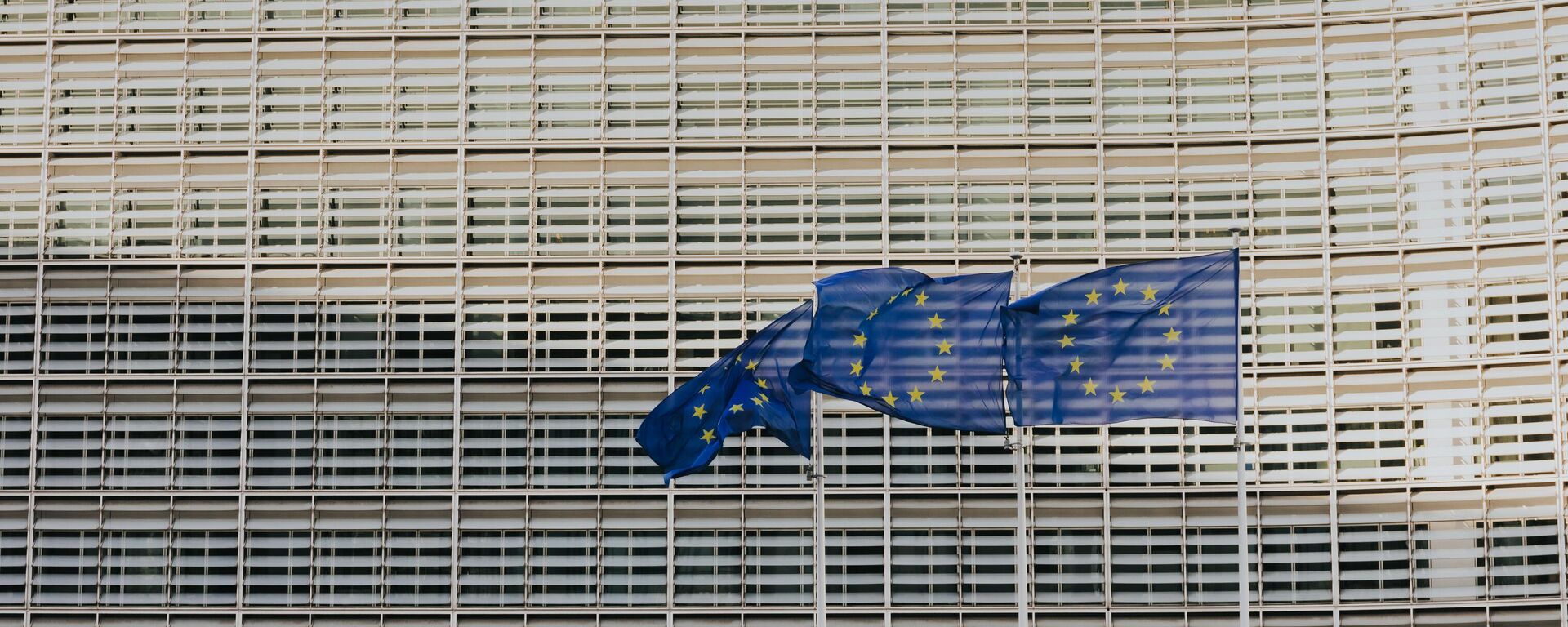 Bandeiras da União Europeia junto da sede da Comissão Europeia em Bruxelas, Bélgica, 15 de outubro de 2022 - Sputnik Brasil, 1920, 10.04.2023