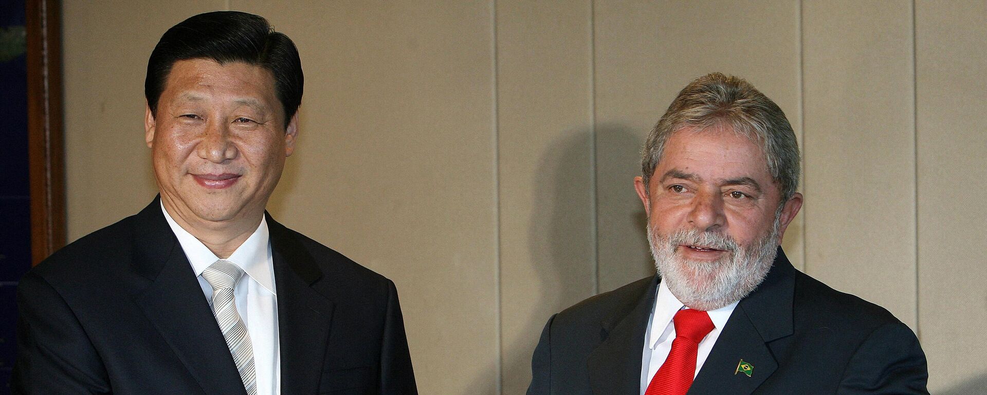 O então vice-presidente da China, Xi Jinping (E), cumprimenta o presidente Luiz Inácio Lula da Silva durante uma reunião em Brasília, Brasil, 19 de fevereiro de 2009 - Sputnik Brasil, 1920, 11.04.2023