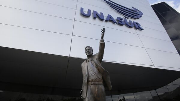 Estátua do ex-presidente da Argentina, Nestor Kirchner, em frente a entrada do prédio da União das Nações Sul-Americanas - Sputnik Brasil