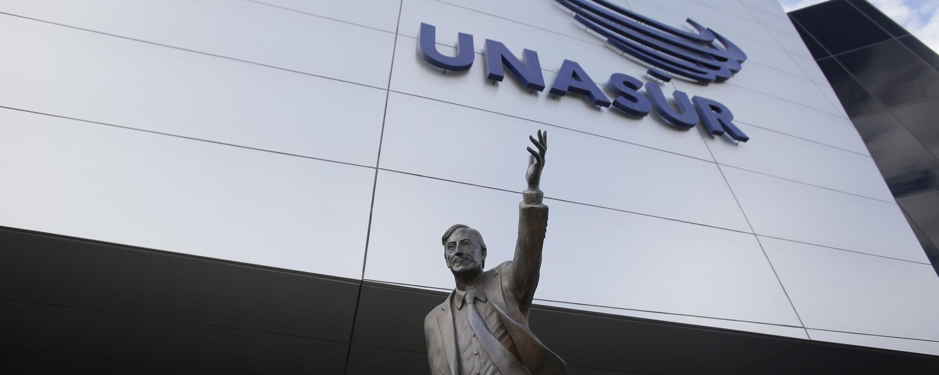 Estátua do ex-presidente da Argentina, Nestor Kirchner, em frente a entrada do prédio da União das Nações Sul-Americanas - Sputnik Brasil, 1920, 11.04.2023