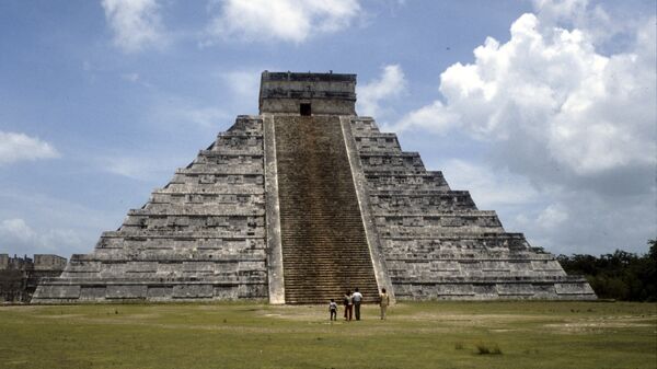 O templo de Kukulcán em Chichén Itzá, um dos mais importantes complexos arqueológicos maias do México - Sputnik Brasil