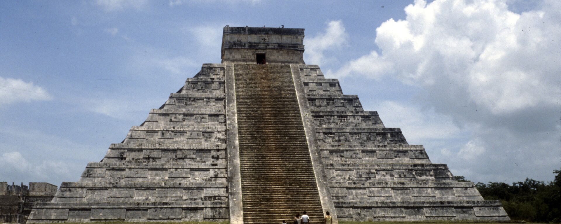 O templo de Kukulcán em Chichén Itzá, um dos mais importantes complexos arqueológicos maias do México - Sputnik Brasil, 1920, 11.04.2023