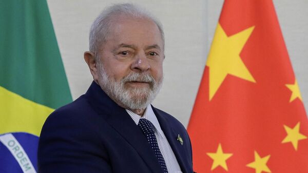 O presidente do Brasil, Luiz Inácio Lula da Silva, recebe as credenciais do embaixador da China no Brasil, Zhu Qingqiao, no Palácio do Planalto, em Brasília, 3 de fevereiro de 2023 - Sputnik Brasil