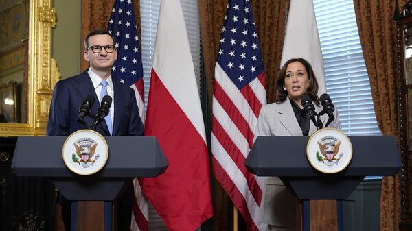 A vice-presidente Kamala Harris, à direita, fala durante uma reunião com o primeiro-ministro da Polônia, Mateusz Morawiecki, à esquerda, em seu escritório cerimonial no complexo da Casa Branca em Washington, 11 de abril de 2023 - Sputnik Brasil