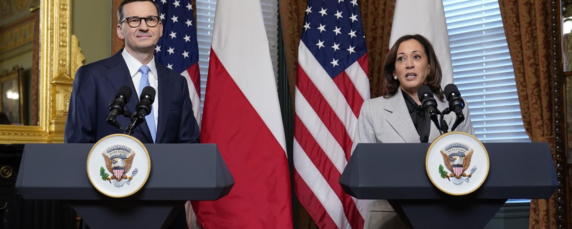 A vice-presidente Kamala Harris, à direita, fala durante uma reunião com o primeiro-ministro da Polônia, Mateusz Morawiecki, à esquerda, em seu escritório cerimonial no complexo da Casa Branca em Washington, 11 de abril de 2023 - Sputnik Brasil, 1920, 13.04.2023