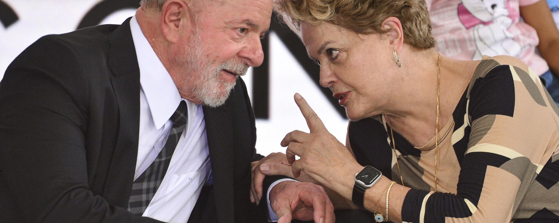 O presidente Luiz Inácio Lula da Silva e a ex-presidenta Dilma Rousseff em cerimônia de assinatura de decretos recriando o Programa Pró-Catador de materiais recicláveis, em Brasília, 13 de fevereiro de 2023. - Sputnik Brasil, 1920, 12.04.2023