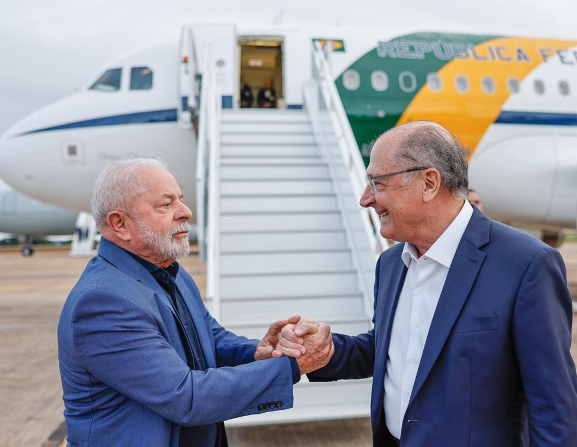 Presidente Luiz Inácio Lula da Silva embarca para viagem à China e transmite o cargo ao vice-presidente Geraldo Alckmin, que o acompanhou até a Base Aérea de Brasília, em 11 de abril de 2023 - Sputnik Brasil, 1920, 12.04.2023