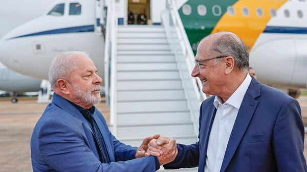 Presidente Luiz Inácio Lula da Silva embarca para viagem à China e transmite o cargo ao vice-presidente Geraldo Alckmin, que o acompanhou até a Base Aérea de Brasília, em 11 de abril de 2023 - Sputnik Brasil
