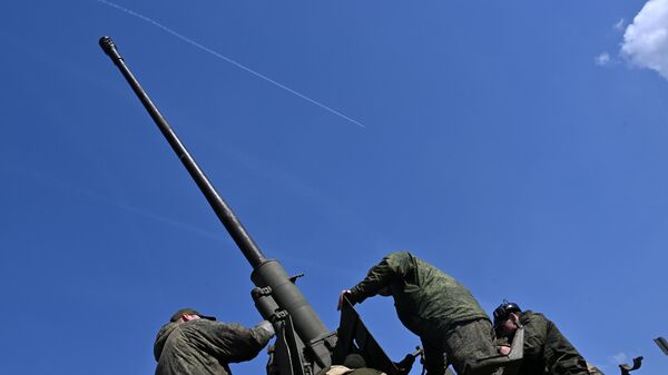 Militares das Forças Aerotransportadas russas com um canhão antiaéreo S-60 - Sputnik Brasil