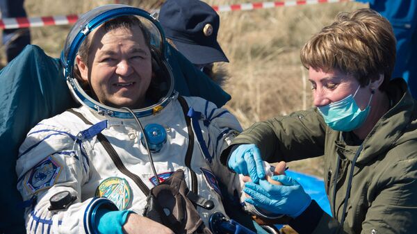 O cosmonauta russo Oleg Skripochka, membro da tripulação principal da EEI-61/62, após a aterrissagem do veículo de reentrada da nave espacial tripulada de transporte Soyuz MS-15 com três membros da tripulação da Estação Espacial Internacional na estepe cazaque. - Sputnik Brasil
