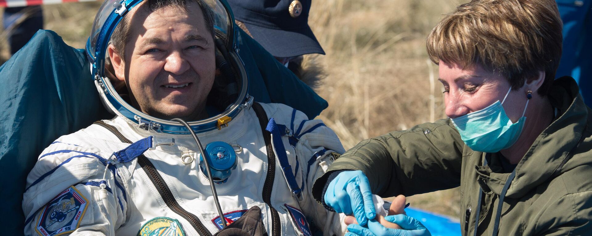 O cosmonauta russo Oleg Skripochka, membro da tripulação principal da EEI-61/62, após a aterrissagem do veículo de reentrada da nave espacial tripulada de transporte Soyuz MS-15 com três membros da tripulação da Estação Espacial Internacional na estepe cazaque. - Sputnik Brasil, 1920, 12.04.2023