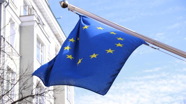 Bandeiras da União Europeia na fachada da embaixada da Dinamarca em Moscou. - Sputnik Brasil