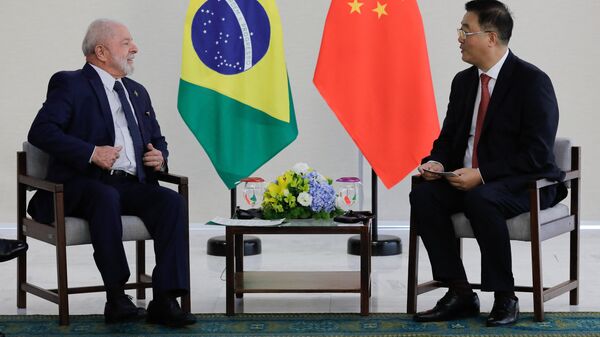 O presidente do Brasil, Luiz Inácio Lula da Silva (E), conversa com o embaixador da China no Brasil, Zhu Qingqiao, no Palácio do Planalto, em Brasília, 03 de fevereiro de 2023 - Sputnik Brasil