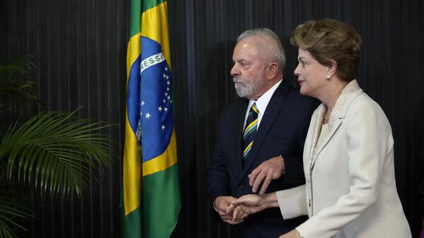 O presidente Luiz Inácio Lula da Silva e a ex-presidente Dilma Rousseff caminham de mãos dadas após cerimônia de juramento - Sputnik Brasil