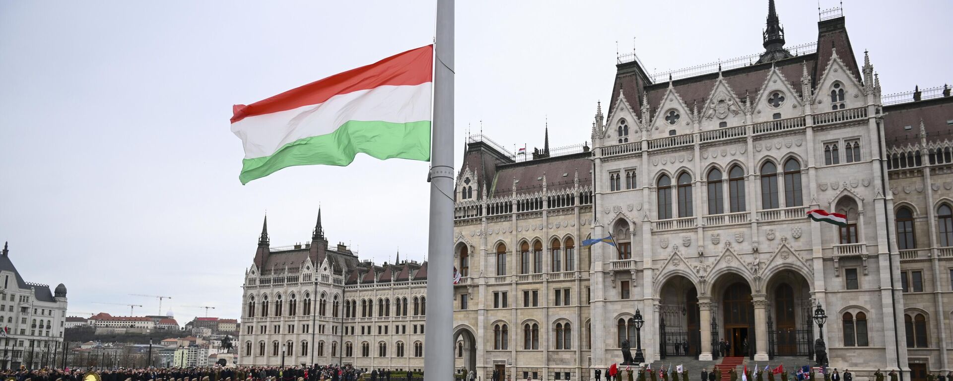 Guardas de honra húngaros içam a bandeira nacional em frente ao edifício do Parlamento, em Budapeste. Hungria, 15 de março de 2023 - Sputnik Brasil, 1920, 28.09.2023