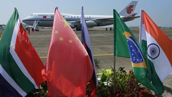 Bandeiras dos cinco países que compõem o BRICS tremulam na frente de uma aeronave da Air China na qual o presidente chinês Xi Jinping chegou para participar da cúpula do BRICS em Goa, Índia, 15 de outubro de 2016 - Sputnik Brasil