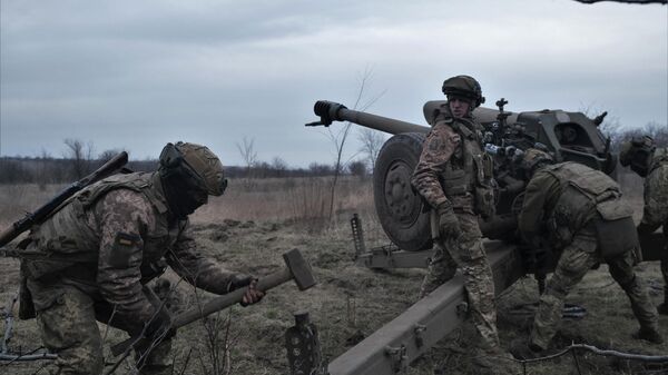 Soldados ucranianos preparam um obus D-30 para disparar contra as posições russas perto de Artyomovsk, leste da Ucrânia, 21 de março de 2023 - Sputnik Brasil