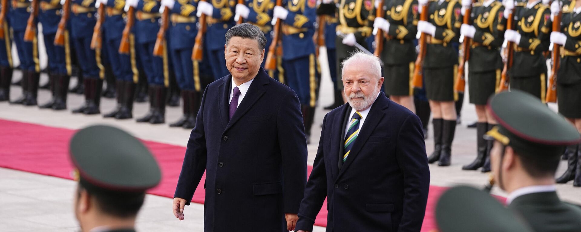 O presidente do Brasil, Luiz Inácio Lula da Silva (à direita), reúne-se com o líder chinês, Xi Jinping (à esquerda), em Pequim, em 14 de abril de 2023 - Sputnik Brasil, 1920, 14.04.2023