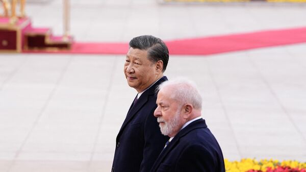 O presidente do Brasil, Luiz Inácio Lula da Silva (à direita), reúne-se com o líder chinês, Xi Jinping (à esquerda), em Pequim, em 14 de abril de 2023 - Sputnik Brasil