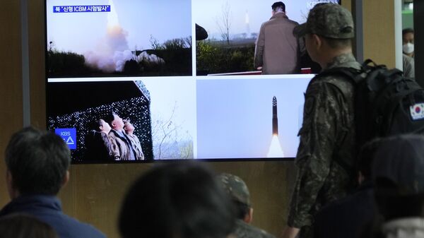 Tela televisiva mostra lançamento de míssil norte-coreano na Estação Ferroviária de Seul em Seul, Coreia do Sul, 14 de abril de 2023 - Sputnik Brasil