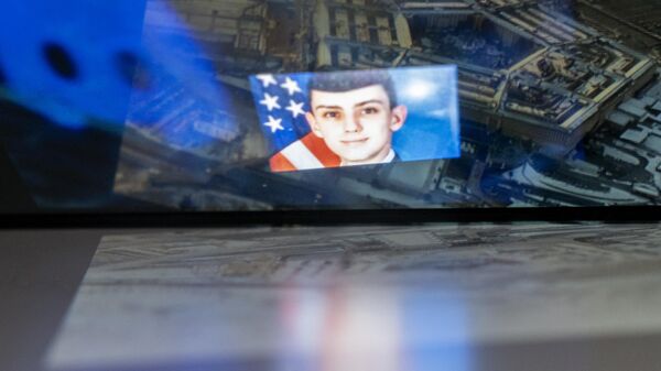 Esta foto, criada em 13 de abril de 2023, mostra o logotipo do Discord e o suspeito, o guarda nacional Jack Teixeira, refletido em uma imagem do Pentágono em Washington. - Sputnik Brasil