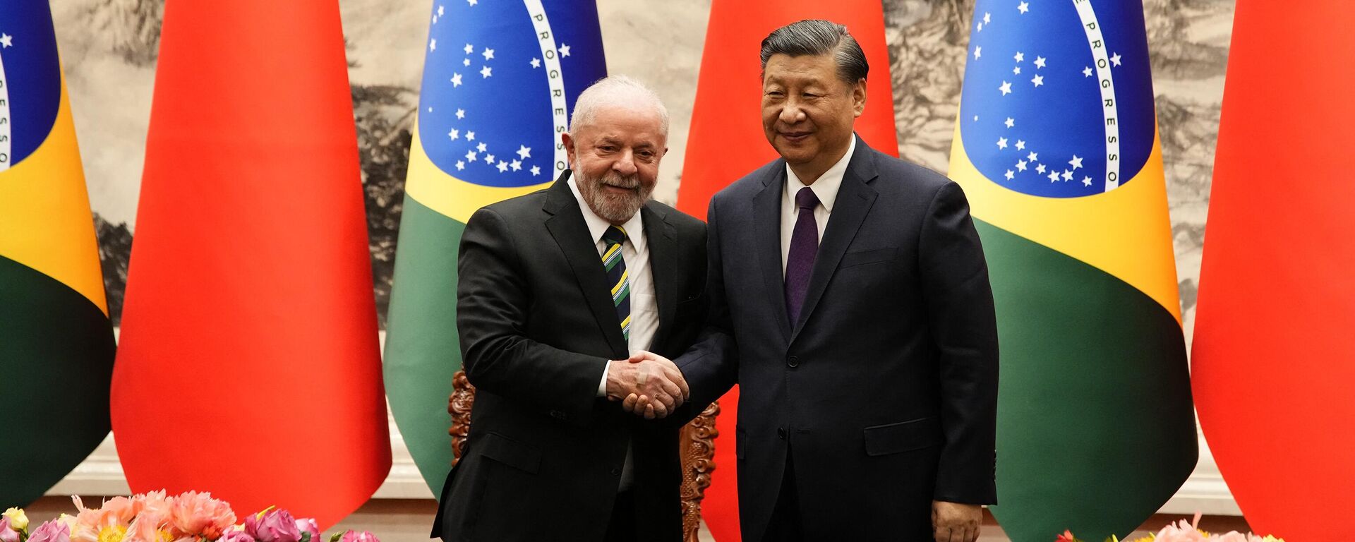O presidente chinês Xi Jinping (R) e o presidente brasileiro Luiz Inácio Lula da Silva apertam as mãos após uma cerimônia de assinatura no Grande Salão do Povo em Pequim em 14 de abril de 2023 - Sputnik Brasil, 1920, 14.04.2023