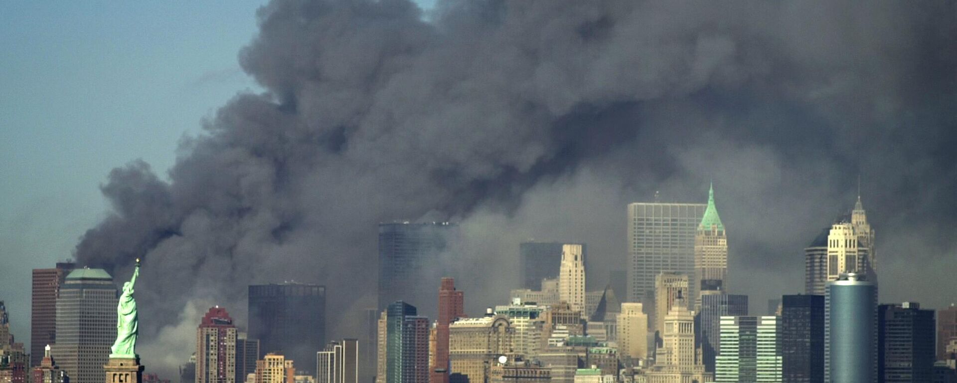 Fumaça espessa sobe da área do World Trade Center, Nova York, EUA, 11 de setembro de 2001 - Sputnik Brasil, 1920, 14.04.2023