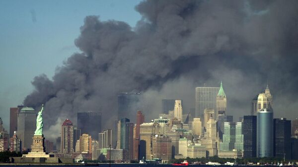 Fumaça espessa sobe da área do World Trade Center, Nova York, EUA, 11 de setembro de 2001 - Sputnik Brasil