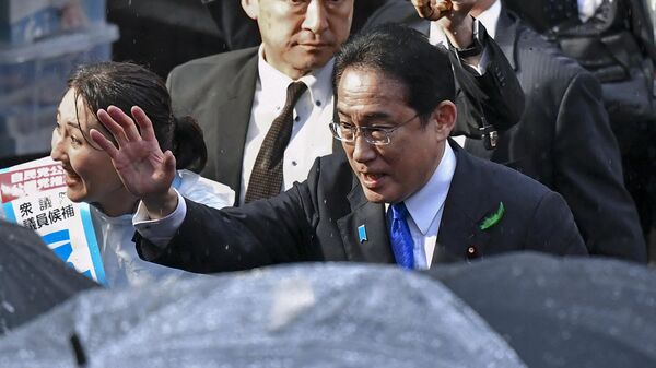 Fumio Kishida, primeiro-ministro japonês, participa de campanha eleitoral em Urayasu, prefeitura de Chiba, Japão, 15 de abril de 2023 - Sputnik Brasil