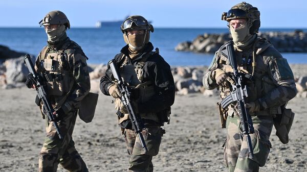 Soldados franceses patrulham praia com fuzis HK416 durante grandes exercícios militares Orion em Frontignan, França, 26 de fevereiro de 2023 - Sputnik Brasil
