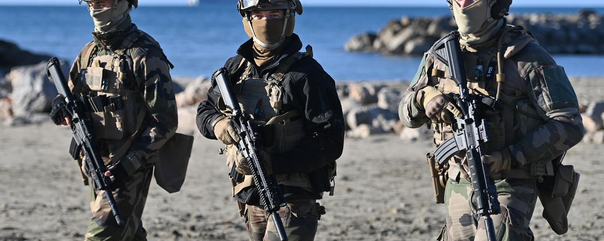 Soldados franceses patrulham praia com fuzis HK416 durante grandes exercícios militares Orion em Frontignan, França, 26 de fevereiro de 2023 - Sputnik Brasil, 1920, 15.04.2023