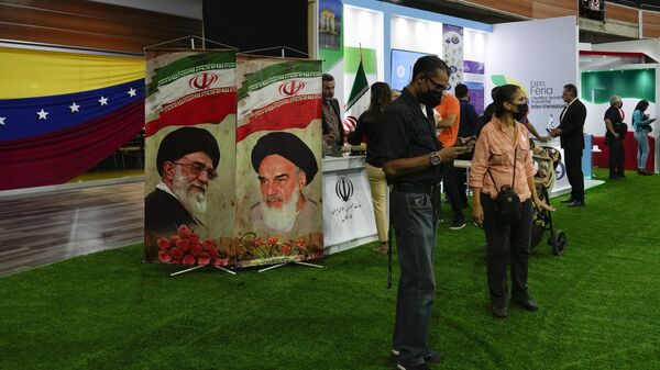 Cartazes com imagem do aiatolá Ali Khamenei, líder supremo iraniano (à esquerda), e do falecido líder iraniano aiatolá Ruhollah Khomeini, na Feira de Ciências do Irã da Venezuela, em Caracas, Venezuela, 16 de setembro de 2022 - Sputnik Brasil
