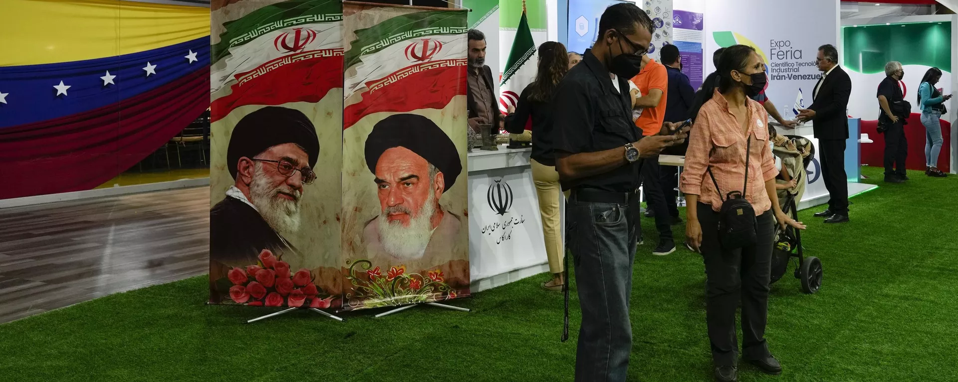 Cartazes com imagem do aiatolá Ali Khamenei, líder supremo iraniano (à esquerda), e do falecido líder iraniano aiatolá Ruhollah Khomeini, na Feira de Ciências do Irã da Venezuela, em Caracas, Venezuela, 16 de setembro de 2022 - Sputnik Brasil, 1920, 16.04.2023