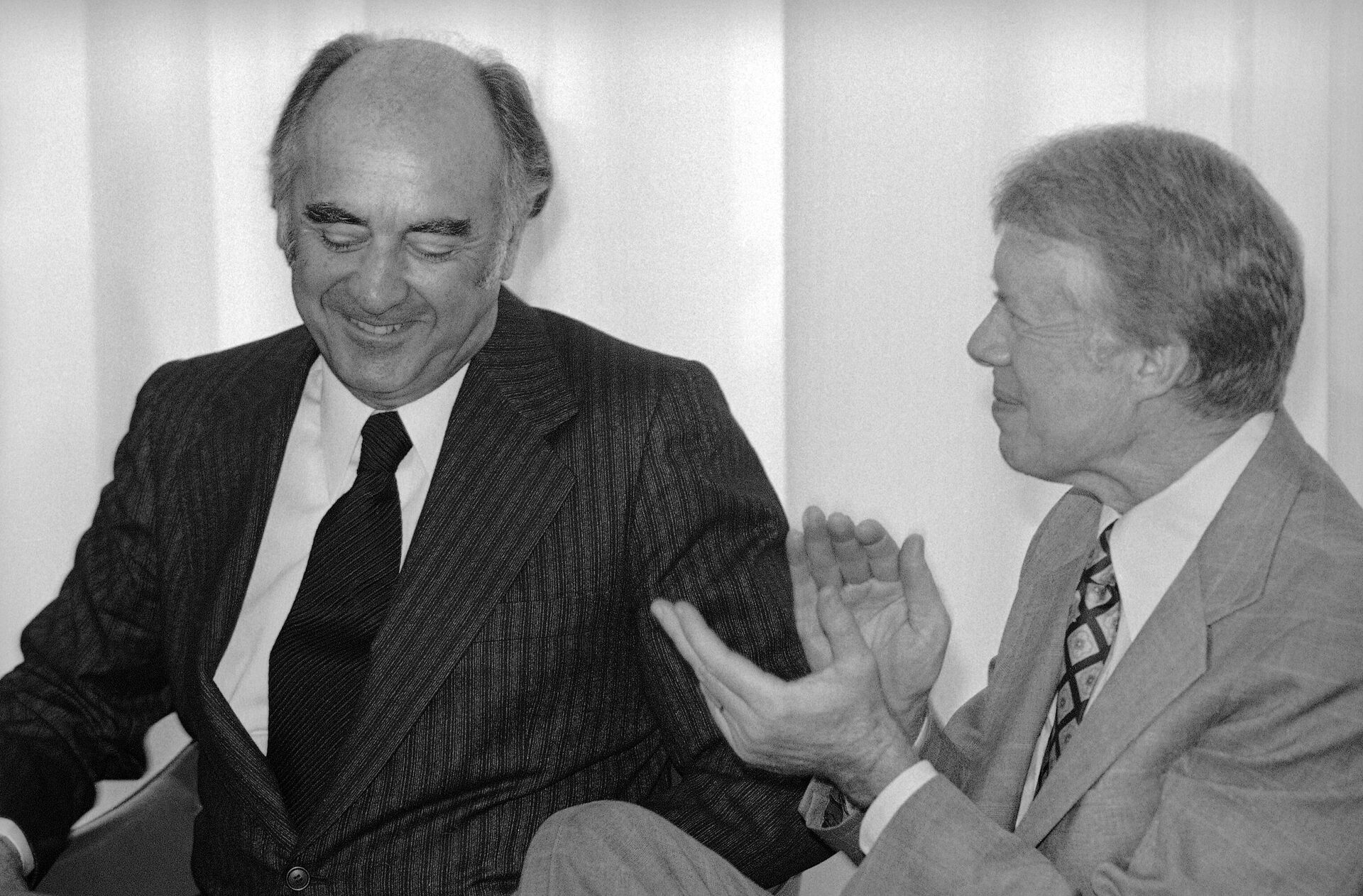O presidente norte-americano Jimmy Carter aplaude o presidente mexicano José Lopez Portillo depois que os dois assinaram um comunicado conjunto ao final de seus três dias de reuniões na Cidade do México, 16 de fevereiro de 1979 - Sputnik Brasil, 1920, 16.04.2023