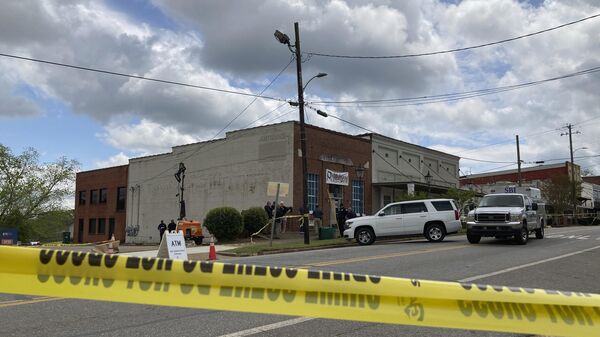 Investigadores trabalham no local de um tiroteio fatal no centro de Dadeville, Alabama, 16 de abril de 2023 - Sputnik Brasil
