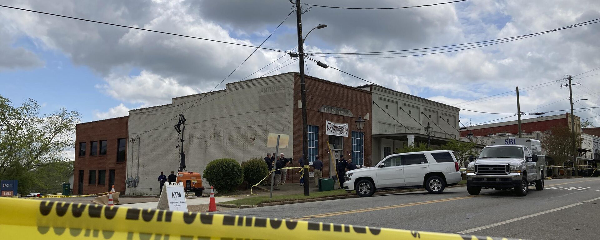 Investigadores trabalham no local de um tiroteio fatal no centro de Dadeville, Alabama, 16 de abril de 2023 - Sputnik Brasil, 1920, 16.04.2023
