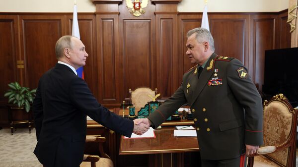 O presidente russo Vladimir Putin e o ministro da Defesa Sergei Shoigu (à direita) durante reunião - Sputnik Brasil