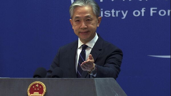 Wang Wenbin, porta-voz do Ministério das Relações Exteriores chinês, dá briefing na sede do ministério em Pequim, China, 13 de fevereiro de 2023 - Sputnik Brasil