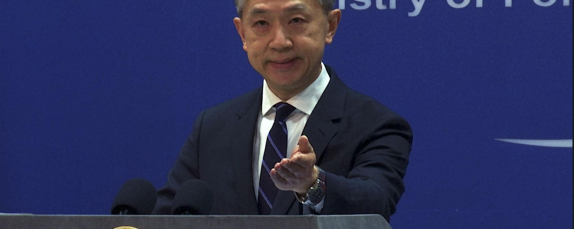 Wang Wenbin, porta-voz do Ministério das Relações Exteriores chinês, dá briefing na sede do ministério em Pequim, China, 13 de fevereiro de 2023 - Sputnik Brasil, 1920, 17.04.2023
