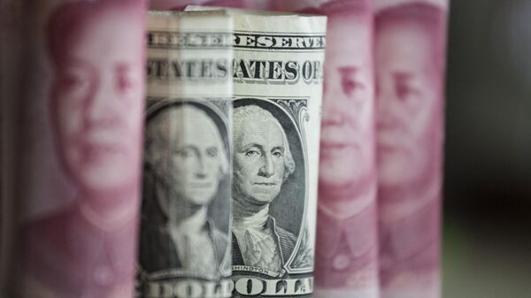 Ilustração fotográfica mostra notas chinesas de 100 yuans e notas de um dólar americano em Pequim, 6 de janeiro de 2017 - Sputnik Brasil
