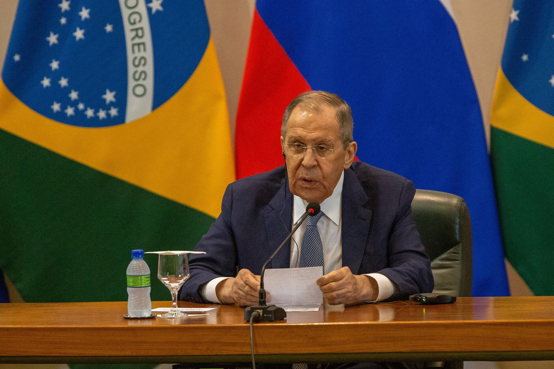 O ministro das Relações Exteriores da Rússia, Sergei Lavrov, durante conferência de imprensa ao lado de seu homólogo brasileiro, Mauro Vieira, no Palácio Itamaraty, em Brasília (DF), em 17 de abril de 2023 - Sputnik Brasil, 1920, 17.04.2023