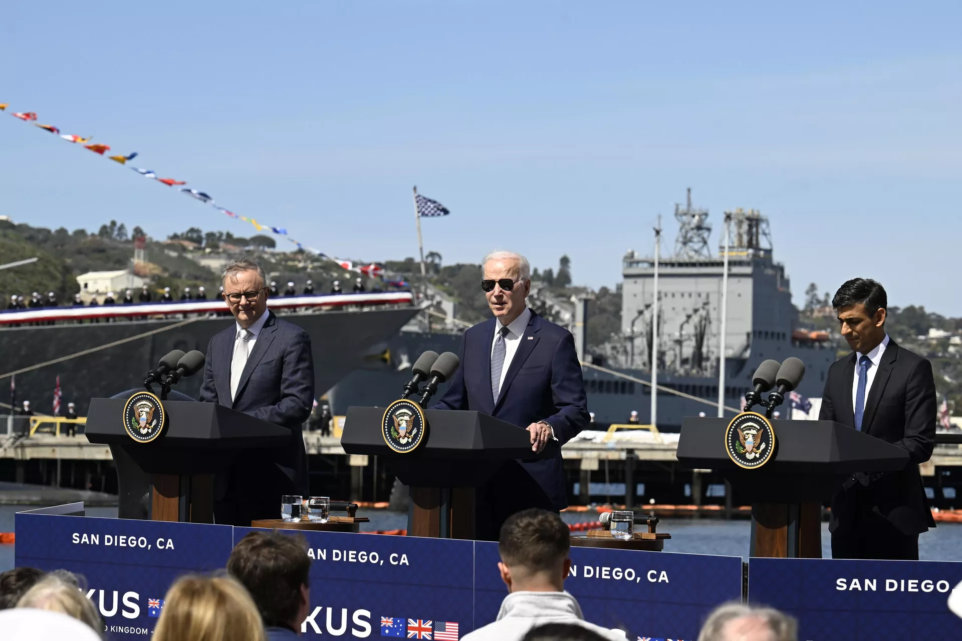 O presidente Joe Biden, ao centro, fala enquanto o primeiro-ministro australiano Anthony Albanese, à esquerda, e o primeiro-ministro britânico Rishi Sunak escutam na base naval de Point Loma, em San Diego, 13 de março de 2023, ao revelarem o AUKUS, um pacto trilateral de segurança entre Austrália, Reino Unido e Estados Unidos. - Sputnik Brasil, 1920, 26.10.2023