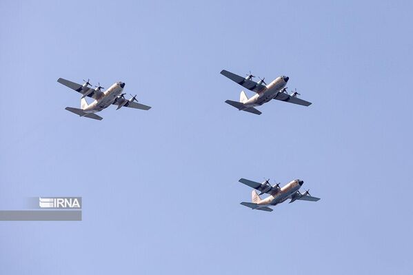 Aeronaves da Força Aérea participam da parada militar durante celebração do Dia do Exército no Irã. - Sputnik Brasil