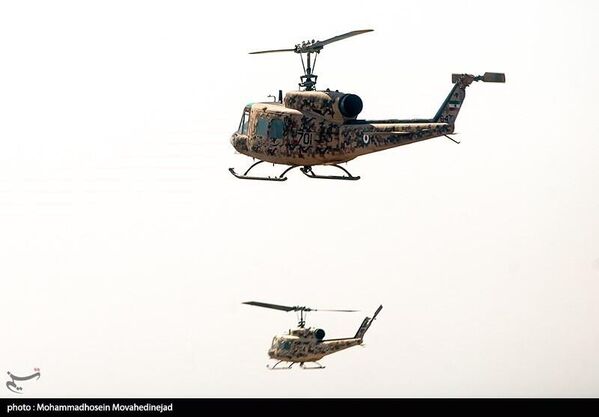 Helicópteros militares da Força Aérea sobrevoam parada militar no Irã. - Sputnik Brasil