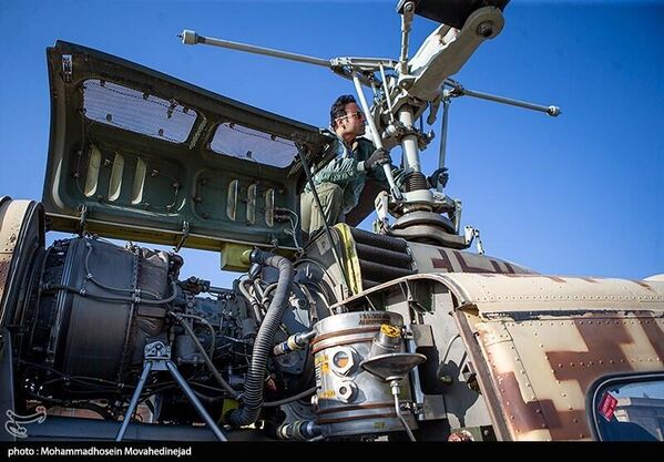 Piloto realiza pré-voo em helicóptero durante parada militar no Irã. - Sputnik Brasil