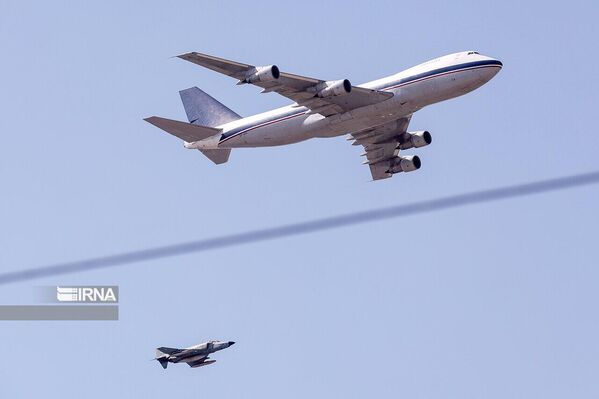 Aeronaves realizam sobrevoos durante parada militar no Irã. - Sputnik Brasil