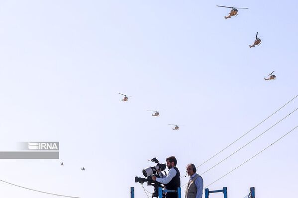 Helicópteros militares marcam presença em parada militar no Irã. - Sputnik Brasil