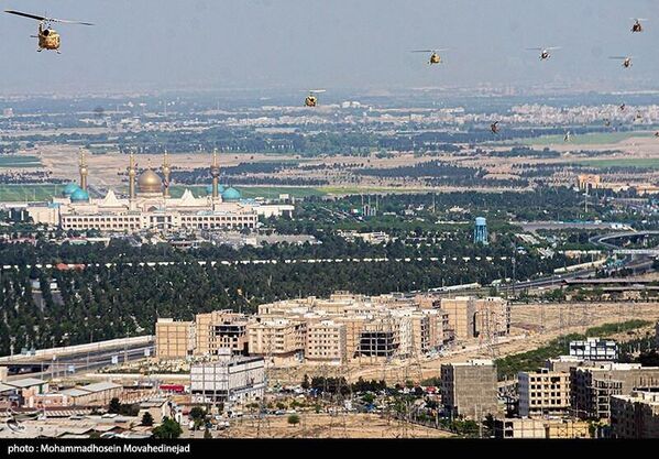 Helicópteros militares sobrevoam Teerã durante celebrações do Dia do Exército no Irã. - Sputnik Brasil