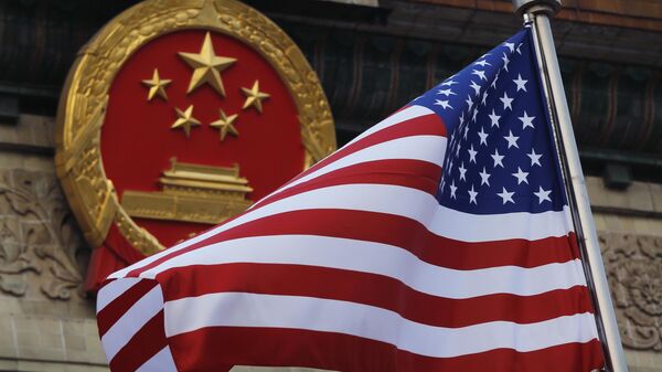 Uma bandeira americana é hasteada ao lado do emblema nacional chinês durante uma cerimônia de boas-vindas à visita do presidente dos EUA Donald Trump fora do Grande Salão do Povo em Pequim, 9 de novembro de 2017. - Sputnik Brasil